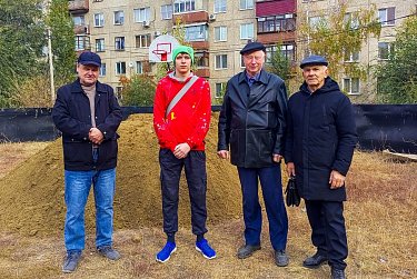 Во дворе будет корт